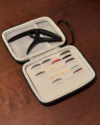 Capotasto Ernie Ball e plettri Fender