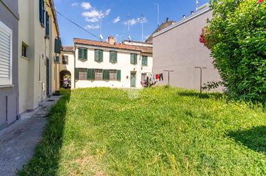 CASA DI CORTE A FERRARA