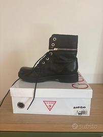 Anfibio di pelle nera Guess