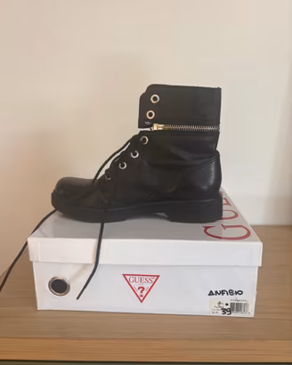 Anfibio di pelle nera Guess
