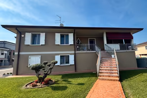 Bovolone periferia: casa con magazzino