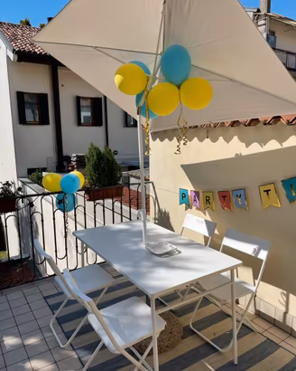 Set tavolo in metallo bianco, sedie e ombrellone