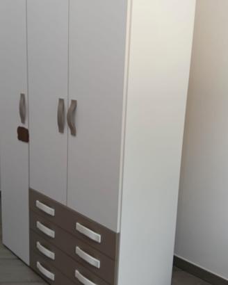 Armadio a 3 ante con cassettiera.