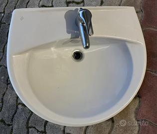Lavabo GSI in ceramica bianca con miscelatore
