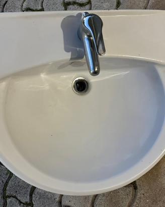 Lavabo GSI in ceramica bianca con miscelatore
