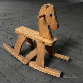 Cavallo a dondolo in legno