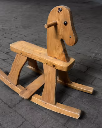 Cavallo a dondolo in legno