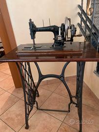 Macchina da cucire antica