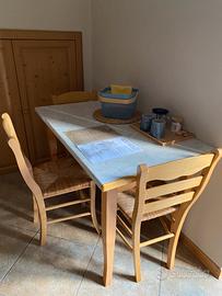 Tavolo con tre sedie