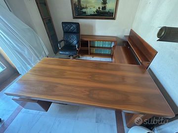 Scrivania in legno pregiato e mobile libreria