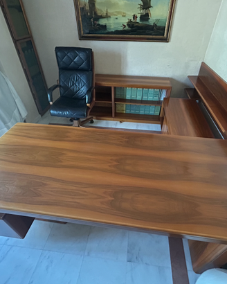 Scrivania in legno pregiato e mobile libreria
