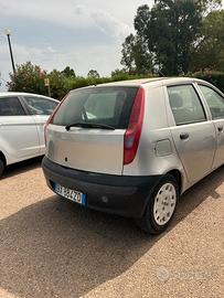 Automobile fiat punto