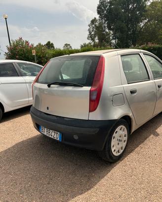 Automobile fiat punto