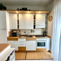 Cucina con piano da lavoro
