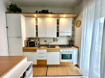 Cucina con piano da lavoro