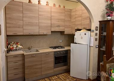 Cucina completa di pensili e elettrodomestici