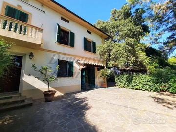 Casa indipendente di 436 m² con più di 5 locali e 