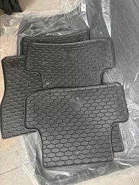 Set tappetini neri gomma T-rock