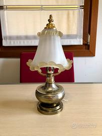 Abatjour in metallo cromato e paralume in vetro