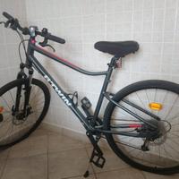 Bicicletta Decathlon ibrida B'Twin Riverside 500.