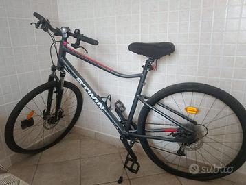 Bicicletta Decathlon ibrida B'Twin Riverside 500.