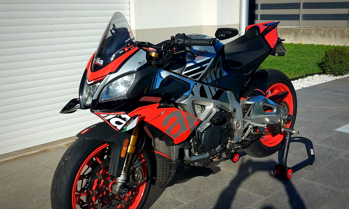 Aprilia Tuono V4 Factory