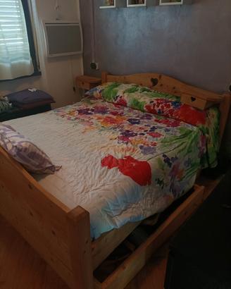 letto legno massiccio con cassetto più due comodin