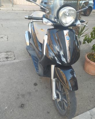 Beverly tourer 300i acc.permuta moto