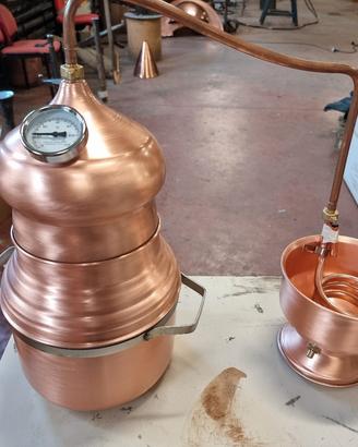 Distillatore Alambicco in rame, con termometro.