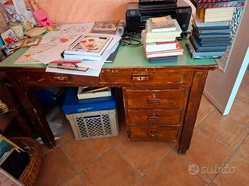 scrivania in legno primi 900 molto pesante