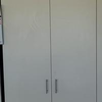 Armadio in laminato bianco con cassettiera