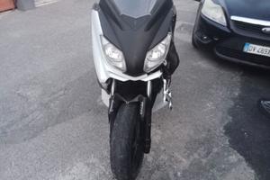 scooter x-max 250 incidentato ma con motore
