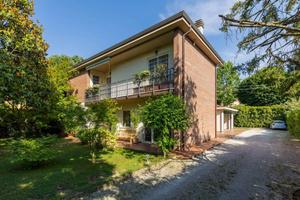 Villa di 404 m² con più di 5 locali e box auto dop