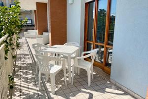 Terrazzo e posto auto a 150 metri dal mare