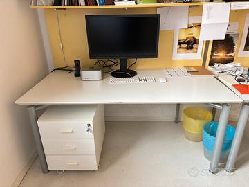 11 Scrivanie da lavoro con cassettiera