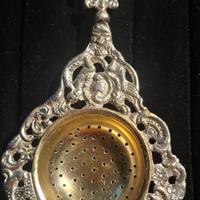 Elegante colino da tè placcato in argento con seta
