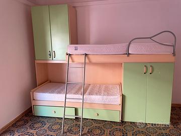 Camendetta doppia con letto a castello e armadio