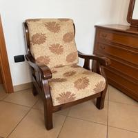 Poltrona in legno con seduta e schienale imbottito