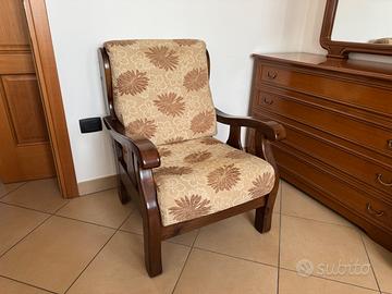 Poltrona in legno con seduta e schienale imbottito