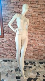 Manichini esposizione abbigliamento