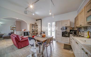 Villa indipendente libera su quattro lati con giar