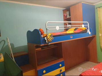 cameretta con soppalco a gradini .