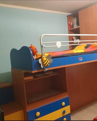 cameretta con soppalco a gradini .