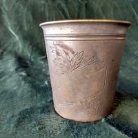 Bicchiere in ottone con decorazioni 