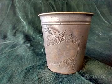 Bicchiere in ottone con decorazioni 