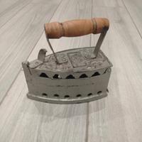 ferro da stiro anni 40 vintage in ghisa