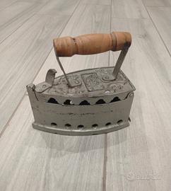 ferro da stiro anni 40 vintage in ghisa