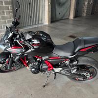 Kawasaki Z650 rosso/nero 50kW
