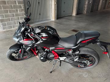 Kawasaki Z650 rosso/nero 50kW