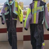 Tuta intera da sci con sci scarponi e rachette